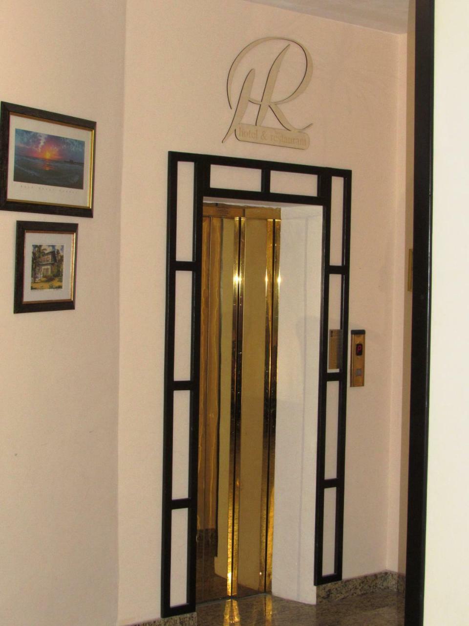 Hotel Roberts سيبيو المظهر الخارجي الصورة